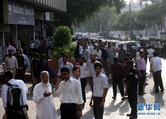 9月24日，在巴基斯坦南部城市卡拉奇，地震發(fā)生后人們跑到街上躲避。