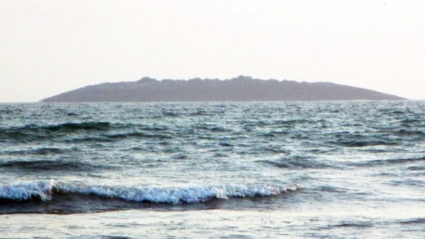 圖為在巴基斯坦靠近阿拉伯海的瓜達爾地區(qū)（Gwadar）近海600米處冒出一個小島。