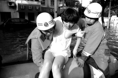 10月10日，前來余姚支援的杭州消防支隊武警官兵在南西路幫助轉移被困群眾。新華社發(fā)