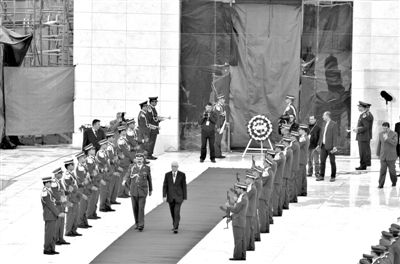 2012年11月27日，開棺檢驗阿拉法特尸骨后，巴方為其舉辦重新安葬儀式。