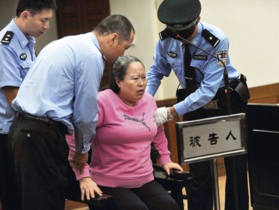 9月24日，在公訴人宣讀起訴書(shū)時(shí)，丁書(shū)苗因身體不停顫抖一度站立不穩(wěn)，被法警扶住