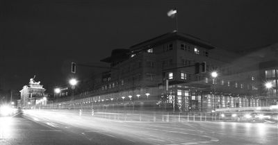 美國(guó)駐德國(guó)大使館夜景，這里被懷疑設(shè)有監(jiān)聽(tīng)站。