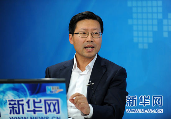 圖為嘉賓與主持人交談。新華網(wǎng) 陳競(jìng)超 攝