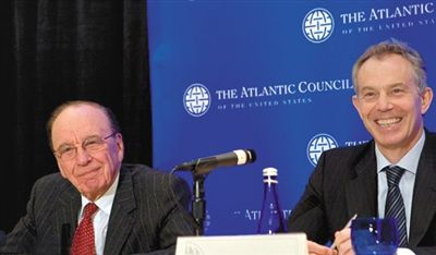 2008年，布萊爾與默多克在美國參加一國際會議。