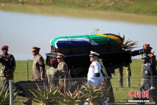 圖為南非海、陸、空三軍首腦為曼德拉護靈。宋方燦 攝