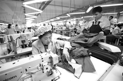 12月19日，朝鮮工人在開城工業(yè)園區(qū)工作。當(dāng)日，由二十國集團（G20）的經(jīng)濟官員、國際金融組織相關(guān)負責(zé)人以及各國記者等組成的國際代表團訪問工業(yè)園區(qū)。今年4月朝鮮單方面關(guān)閉開城工業(yè)園，9月才宣布重開。新華社發(fā)