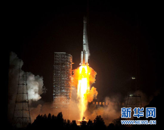 12月21日,載有玻利維亞通信衛(wèi)星的長征三號乙運載火箭點火發(fā)射。當(dāng)日零時42分,我國在西昌衛(wèi)星發(fā)射中心用長征三號乙運載火箭,成功將玻利維亞通信衛(wèi)星發(fā)射升空,衛(wèi)星順利進入預(yù)定軌道。玻利維亞通信衛(wèi)星是該國擁有的第一顆衛(wèi)星。新華社記者 燕雁 攝