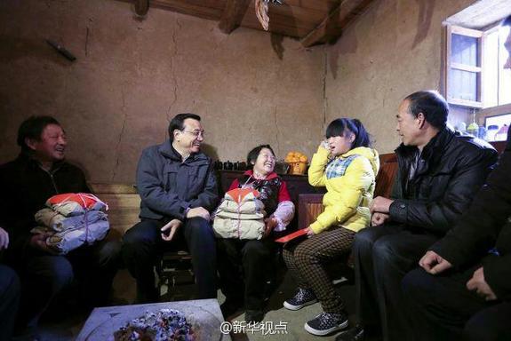 27日，李克強(qiáng)到安康旬陽(yáng)金坡村看望留守兒童。