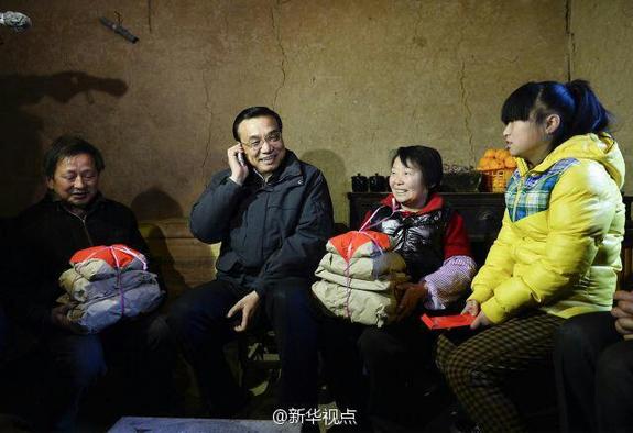 27日，李克強(qiáng)到安康旬陽(yáng)金坡村看望留守兒童。