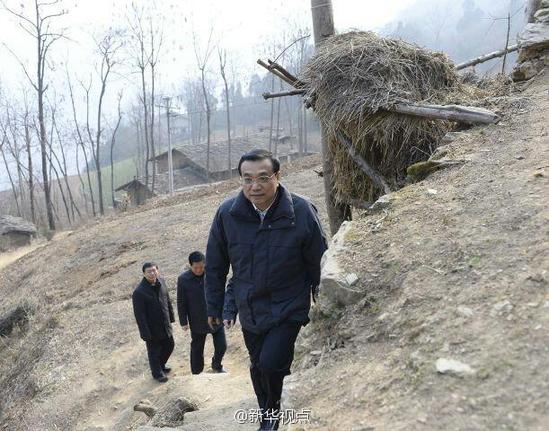 27日，李克強(qiáng)到安康旬陽(yáng)金坡村看望留守兒童。