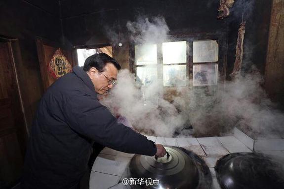 27日，李克強(qiáng)到安康旬陽(yáng)金坡村看望留守兒童。