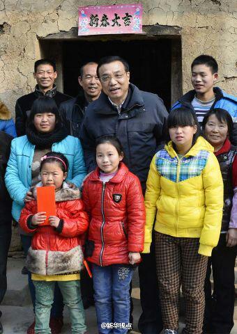 27日，李克強(qiáng)到安康旬陽(yáng)金坡村看望留守兒童。