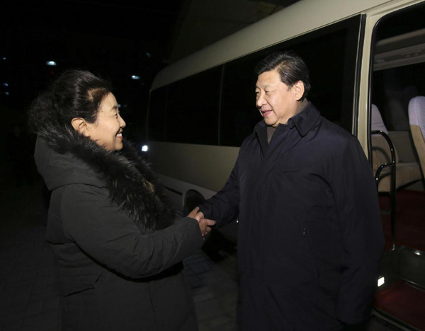 習(xí)近平27日晚看望了牛玉儒同志家屬。