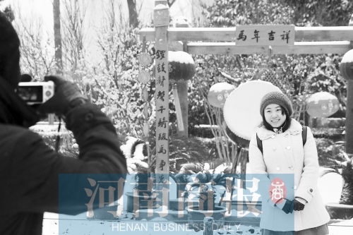 紫荊山公園里布置喜慶，引來(lái)不少游客合影留念。記者 楊東華/攝