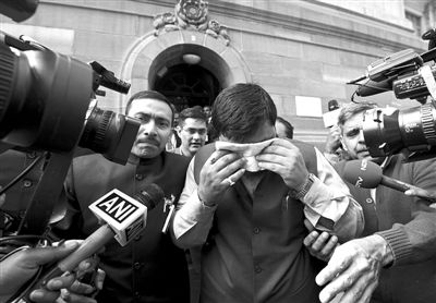 13日，印度議會(huì)下院開會(huì)時(shí)發(fā)生混亂，議員打作一團(tuán)，甚至有議員噴辣椒噴霧，致使不少議員呼吸困難，倉促離