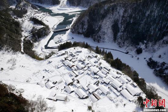 　　當?shù)貢r間2014年2月17日，據(jù)日本媒體報道，日本關東甲信及日本東北等地區(qū)遭遇大雪。