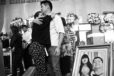 2月24日，泰國曼谷，民眾為在手榴彈襲擊中遇難的兩名兒童舉行葬禮，兩名兒童為姐弟二人，姐姐6歲，弟弟4歲