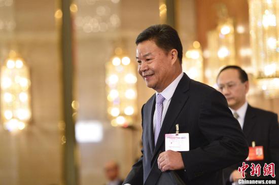 呂新華向中外媒體介紹本次大會(huì)有關(guān)情況并回答記者提問。中新社發(fā) 廖攀 攝