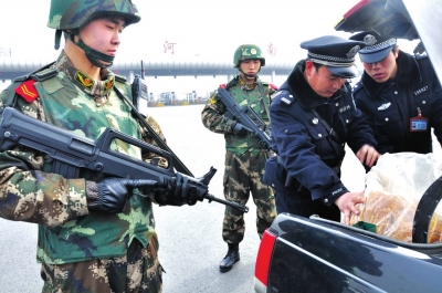 圖為武警配合民警開展安保檢查。