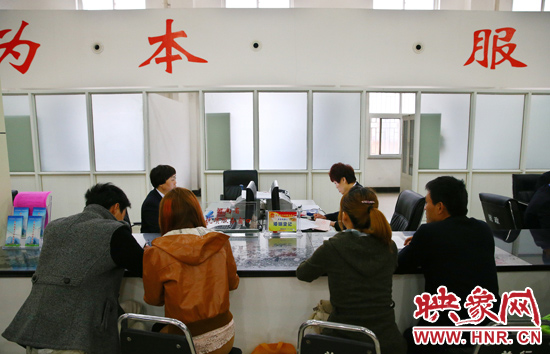 在陽光大廈一樓大廳內(nèi)，分布著人社局、民政局等與群眾利益相關(guān)的民生服務(wù)窗口。