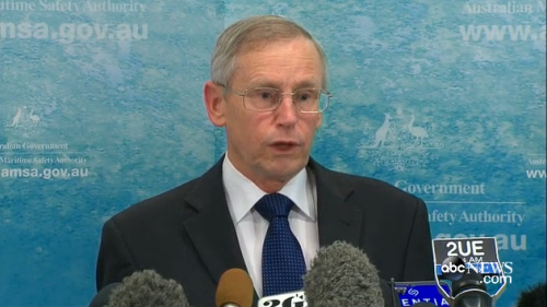 澳大利亞海事局官員正在介紹關于馬航失聯(lián)客機的搜索情況。