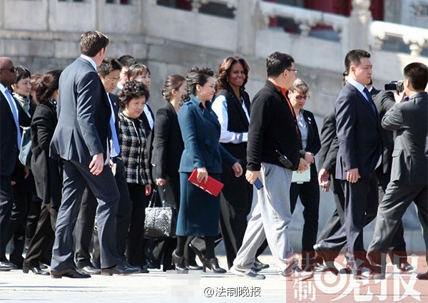 　　3月21日上午，美國總統(tǒng)夫人米歇爾參觀故宮，彭麗媛陪同。彭麗媛一身湖藍(lán)色裙裝，米歇爾黑白色職業(yè)裝