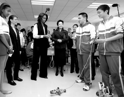 昨天上午，彭麗媛與米歇爾共同參觀北師大二附中，觀看學(xué)生們演示自己設(shè)計(jì)制作的幾何機(jī)器人。