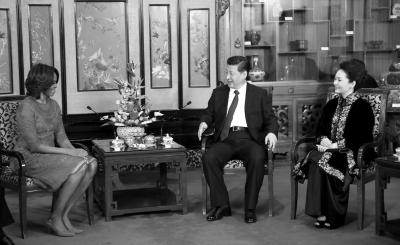 昨晚，國(guó)家主席習(xí)近平和夫人彭麗媛在北京釣魚臺(tái)國(guó)賓館會(huì)見(jiàn)美國(guó)總統(tǒng)奧巴馬夫人米歇爾。