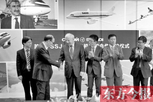 　昨日，“蘇霍伊SSJ-100飛機項目”合作簽約儀式在鄭州舉行