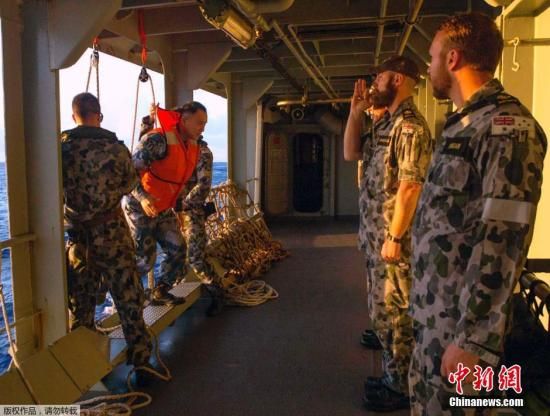 　據(jù)澳大利亞海軍4月11日發(fā)布的圖片顯示，中澳海軍海上聯(lián)合搜尋失聯(lián)客機。據(jù)悉，澳大利亞總理當天表示，澳方執(zhí)行搜尋失聯(lián)客機任務(wù)的搜救人員已獲知黑匣子的大致位置。