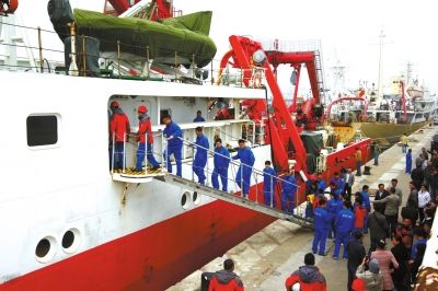  4月8日，“科學號”科學考察船從青島市中苑碼頭啟航，赴沖繩海槽區(qū)域進行科學考察。圖/CFP