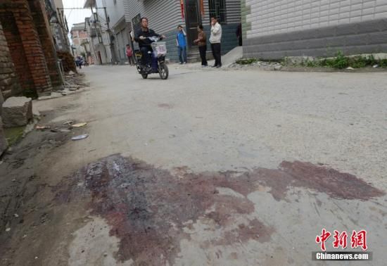 4月28日，福建省福州市閩侯縣發(fā)生一起惡性駕車撞人事件，圖為事發(fā)現(xiàn)場血跡斑斑。中新社發(fā) 劉可耕 攝