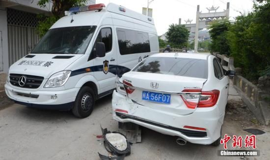  4月28日，福建省福州市閩侯縣發(fā)生一起惡性駕車撞人事件，圖為被撞車輛損毀嚴重。經(jīng)初查，該肇事男子叫林某新（漢族，37歲，福州長樂人），因婚姻問題，情緒失控，駕車從閩侯縣青口鎮(zhèn)往尚干鎮(zhèn)方向，沿奔馳大道行駛，連續(xù)撞人。中新社發(fā) 劉可耕 攝