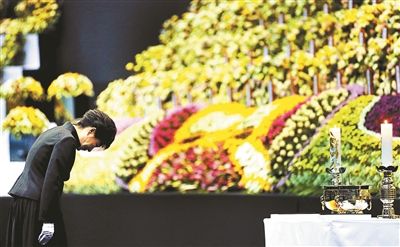 4月29日，韓國總統(tǒng)樸槿惠為“歲月”號沉沒客輪死難者默哀圖片/IC