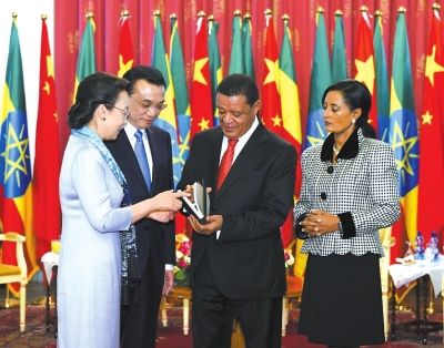 李克強(qiáng)總理與夫人程虹當(dāng)?shù)貢r(shí)間6日上午同埃塞總統(tǒng)穆拉圖夫婦在國家宮會見。會見后，程虹將自己的著作和譯著贈送給姆拉圖總統(tǒng)夫婦。