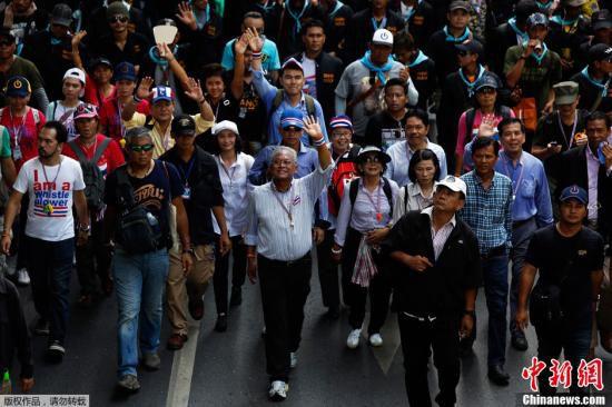 5月9日，泰國反政府示威者在素帖（中）的領(lǐng)導(dǎo)下在曼谷市中心游行。