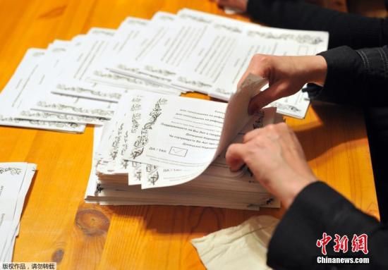 　　當?shù)貢r間2014年5月11日，烏克蘭東部地區(qū)選舉工作人員開始公投計票工作。