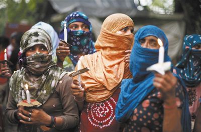 印度民眾舉行紀念儀式，悼念在強奸案中遇害的兩名少女。