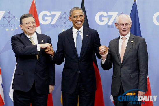 資料圖：6月4日，歐洲理事會(huì)主席范龍佩（右）和歐盟委員會(huì)主席巴羅佐（左）在會(huì)場(chǎng)門(mén)口歡迎前來(lái)與會(huì)的美國(guó)總統(tǒng)奧巴馬。由歐盟主持的七國(guó)集團(tuán)領(lǐng)導(dǎo)人會(huì)晤4日晚間在布魯塞爾開(kāi)幕，烏克蘭問(wèn)題成為本次峰會(huì)核心議題。（新華社發(fā) 歐盟理事會(huì)供圖）