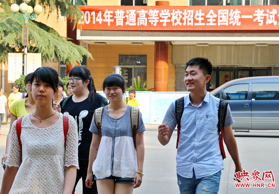 最后一門考試結(jié)束后，考生們一臉輕松的走出考場(chǎng)