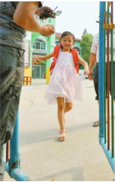 　　昨日，潛江市浩口鎮(zhèn)第三小學已被戒嚴，下午幼兒園學生放學時，一些家長前來接孩子