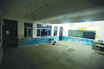 　　昨晚10時，事發(fā)教室里的書桌幾乎被搬空，一個損壞的書桌倒在地上