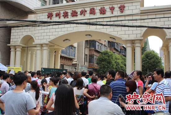 考試快結(jié)束時，陪考的家長涌入學(xué)校接孩子。