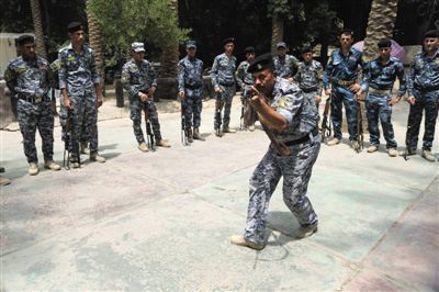 　5日，伊拉克巴格達，新招募的安全部隊成員進行訓練。