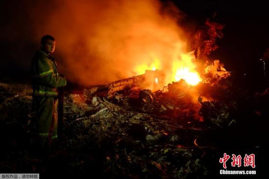 圖為馬航波音777客機(jī)在頓涅茨克地區(qū)墜毀的現(xiàn)場(chǎng)。