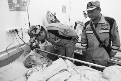 緊張的救援間隙，中國緊急救援河南基地的隊員還探望了被救的84歲老人。