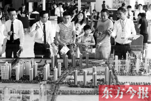 昨天上午，在鄭州市區(qū)一售樓部內(nèi)，看房的顧客比平時多了不少