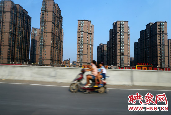 三環(huán)快速路開通后，仍有一些電動車違規(guī)上橋。