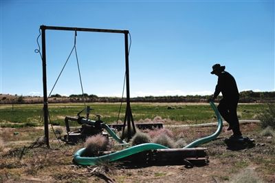 　布日古德起動(dòng)水泵，等了幾分鐘才有水上來，沒抽一會(huì)兒就沒水了，等一陣子才能繼續(xù)抽。