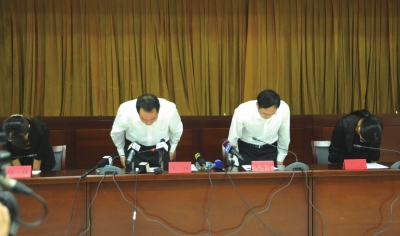 昆明通報(bào)明通小學(xué)踩踏事故原因，官員鞠躬致歉。圖/東方IC